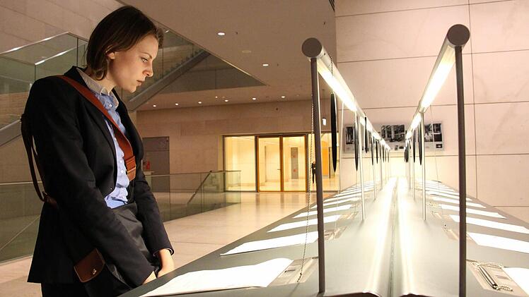 In Zukunft ist es Teil der Routine: Emmi Zeulner mustert die Anwesenheitslisten im Foyer des Bundestags. Foto: Christian Bauriedel