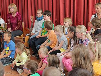 Zum "Projekttag Musik" fanden sich die Vorschulkinder der Kindertagesstätte und der Grundschule Maroldsweisach in der Aula zusammen, um gemeinsam zu singen. Projektleiterin war Andrea Wölfel-Selzam; ihr zur Seite standen Michelle Tiedje - beide mit Gitarre - und Renate Bätz mit Akkordeon (von links). Foto: Jens Fertinger