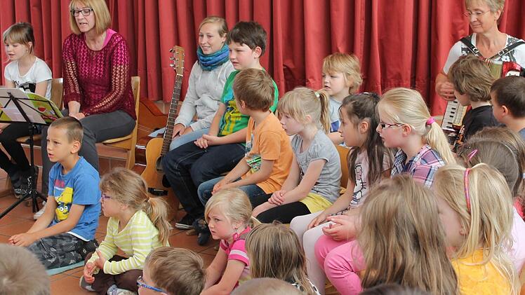 Zum "Projekttag Musik" fanden sich die Vorschulkinder der Kindertagesstätte und der Grundschule Maroldsweisach in der Aula zusammen, um gemeinsam zu singen. Projektleiterin war Andrea Wölfel-Selzam; ihr zur Seite standen Michelle Tiedje - beide mit Gitarre - und Renate Bätz mit Akkordeon (von links). Foto: Jens Fertinger
