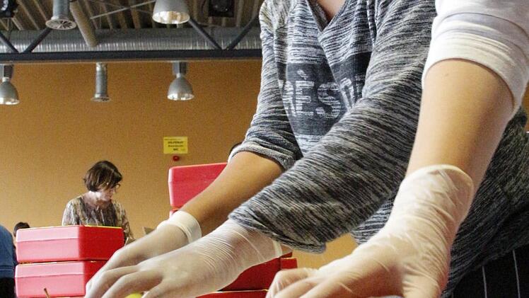 Die Schüler der Mittelschule Eggolsheim packen Brotzeit-Boxen. Foto: Josef Hofbauer