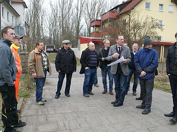 In Limbach suchten Bürgermeister Michael Ziegler und der Bauausschuss des Stadtrates nach einem geeigneten Standort für ein neues Feuerwehrgerätehaus.  Foto: Sabine Weinbeer