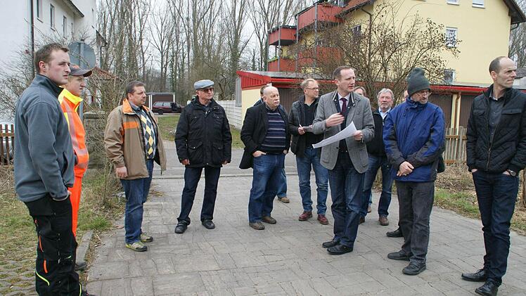 In Limbach suchten Bürgermeister Michael Ziegler und der Bauausschuss des Stadtrates nach einem geeigneten Standort für ein neues Feuerwehrgerätehaus.  Foto: Sabine Weinbeer