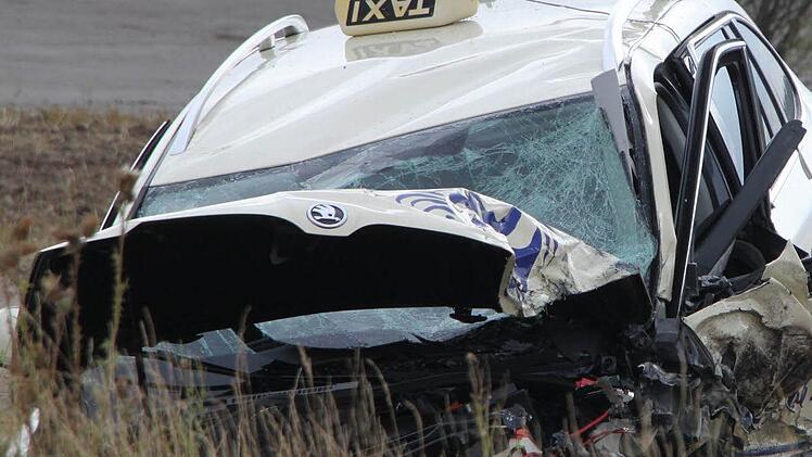 Das Taxi, mit dem der Mazda kollidiert war.  Foto: Jürgen Gärtner