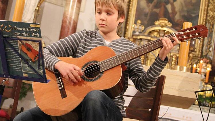 Mit großer Konzentration spielte Julian Heinz sein Solostück vom "Santa Claus". Foto: Sonja Adam