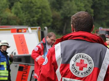 Ein Mitarbeiter einer Sanitätsbereitschaft in Uniform. Immer wieder machen Rettungskräfte die Erfahrung, dass ihre Hilfe nicht unbedingt willkommen ist. Sie werden beschimpft und bedroht. Dass diese Fälle mehr werden, bestätigen auch die Rettungsdienstleiter im Raum Coburg. Foto: News5