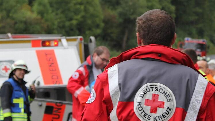 Ein Mitarbeiter einer Sanitätsbereitschaft in Uniform. Immer wieder machen Rettungskräfte die Erfahrung, dass ihre Hilfe nicht unbedingt willkommen ist. Sie werden beschimpft und bedroht. Dass diese Fälle mehr werden, bestätigen auch die Rettungsdienstleiter im Raum Coburg. Foto: News5