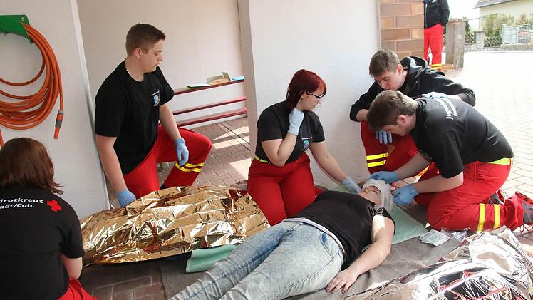 Die JRK-Gruppe aus Neustadt, hier an der Ersten-Hilfe-Station-Praxis, wird den Kreisverband Coburg in der Stufe III, in der Altersklasse 17- 27 Jahre, beim Bezirkswettbewerb vertreten. Foto: Michael Stelzner