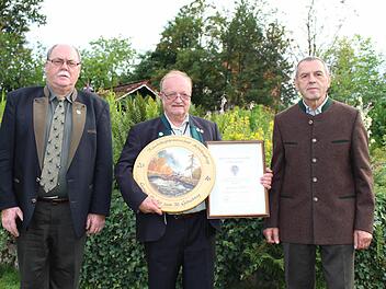 Gerhard Fiedler (Mitte) erhielt das Ehrenzeichen in Gold. Ihm gratulierten Knut Apel (links, stellvertretender Leiter der Rotwildhegegemeinschaft) sowie Protokollant Wolf-Dieter Carl. Foto: Sebastian Schmitt-Mathea