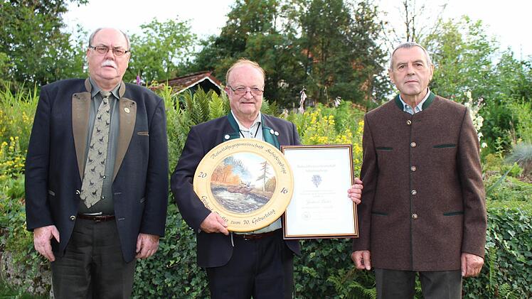 Gerhard Fiedler (Mitte) erhielt das Ehrenzeichen in Gold. Ihm gratulierten Knut Apel (links, stellvertretender Leiter der Rotwildhegegemeinschaft) sowie Protokollant Wolf-Dieter Carl. Foto: Sebastian Schmitt-Mathea