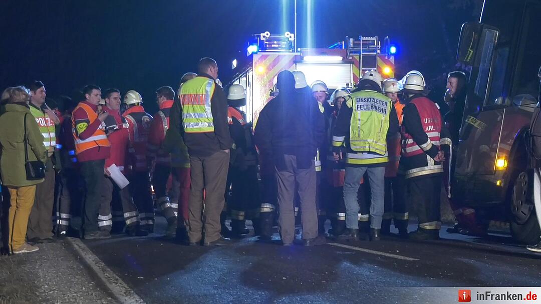 Auto kollidiert mit Linienbus und zweitem Fahrzeug - Mindestens acht Personen werden verletzt