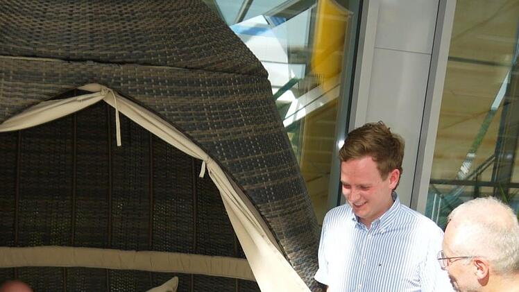 Schick, schick: Lars-Jörg Otto und Stine Michel testen einen neuen "Kokon" für den Baumwipfelpfad. Bürgermeister Tobias Ehrlicher und Werkleiter Michael Fischer (rechts) schauen zufrieden zu. Foto: Berthold Köhler