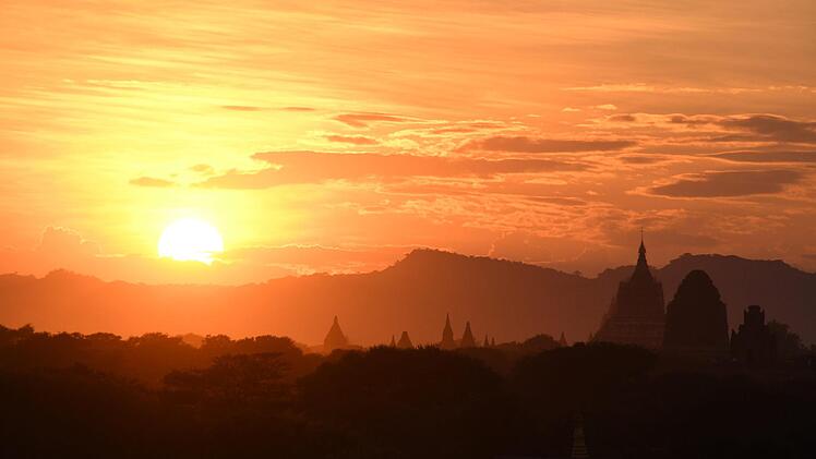 Naturschauspiel: Sonnenuntergang in der Pagodenlandschaft.