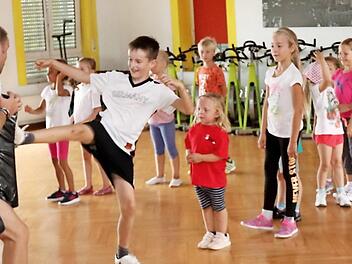 Max Rothenberger und Matthias Birkner (von links) zeigten den Kindern das Einmaleins der Selbstverteidigung. Foto: Johanna Blum