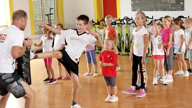 Max Rothenberger und Matthias Birkner (von links) zeigten den Kindern das Einmaleins der Selbstverteidigung. Foto: Johanna Blum