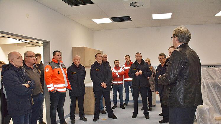 Bei einem ersten Rundgang, hier mit Jochen Bocklet, Geschäftsführer des Rhönklinikum Campus Bad Neustadt bekamen die Rettungskräfte, Polizei und Feuerwehr erste Einblicke in die neue Klinik und die medizinische und räumliche Ausstattung. Foto: Friedrich
