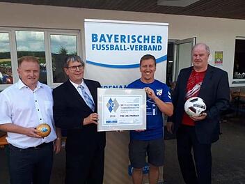 Freude &uuml;ber die Auszeichnung mit der Silbernen Raute: (von links) Matthias Klement (1. B&uuml;rgermeister Markt Ma&szlig;bach), Klaus Eisenmann (Kreisehrenamtsbeauftragter), Thomas Schweizer (1. Vorsitzender TSV Ma&szlig;bach) und Rainer Lochm&uuml;ller (Kreisspielleiter).Philipp Bauernschubert
