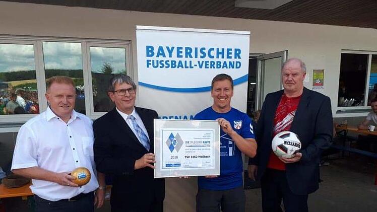 Freude &uuml;ber die Auszeichnung mit der Silbernen Raute: (von links) Matthias Klement (1. B&uuml;rgermeister Markt Ma&szlig;bach), Klaus Eisenmann (Kreisehrenamtsbeauftragter), Thomas Schweizer (1. Vorsitzender TSV Ma&szlig;bach) und Rainer Lochm&uuml;ller (Kreisspielleiter).Philipp Bauernschubert