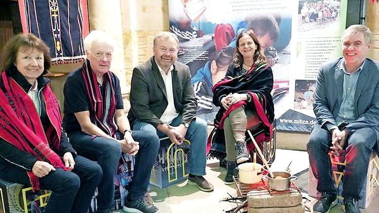 Michael Kleiner (Weltkirche Bamberg), Christine Kaufmann (Grafikdesign), Michael Krischer ("Missio" München) sowie Ernst und Anita Klimek vom Weisendorfer Zubza-Hilfswerk (von rechts) Foto: privat