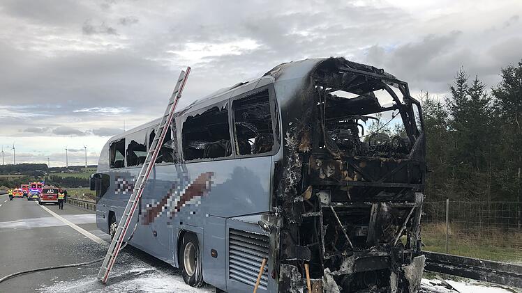 Bus brennt aus: 40 Leute können sich vor den Flammen retten