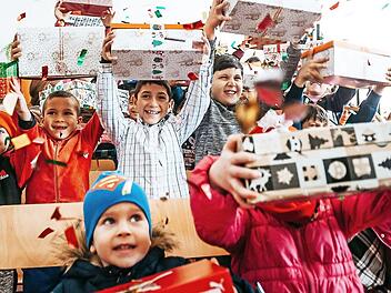 Jubiläum bei "Weihnachten im Schuhkarton": Zum 25. Mal kann man Kindern mit einem kleinen Geschenkpaket eine große Freude machen. Der CVJM Altenstein beteiligt sich an der Aktion und nimmt Pakete entgegen, um sie dann weiterzuleiten.  Foto: David Vogt/Samaritan's Purse