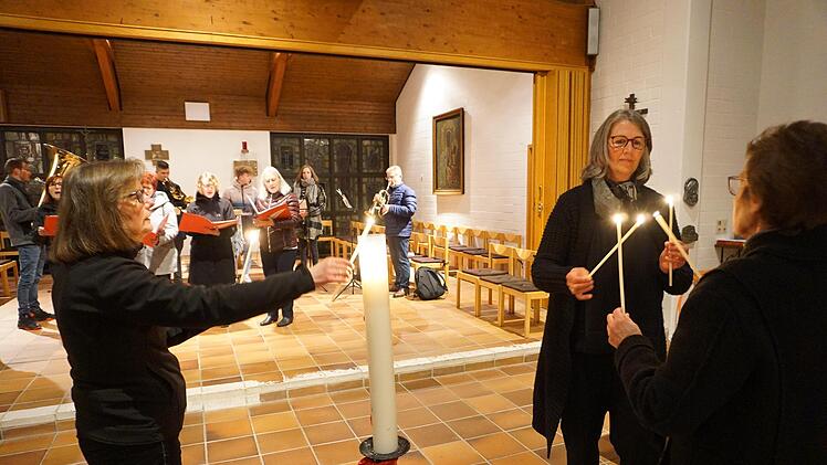 Von der Osterkerze verbreitete sich das Licht in die Gemeinde. Foto: Marion Eckert