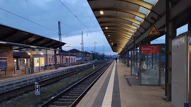 Bahnhof Bamberg abends dunkel Gleis