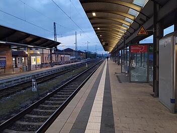 Bahnhof Bamberg abends dunkel Gleis