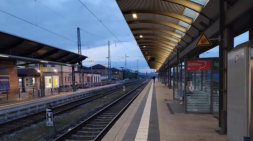 Bahnhof Bamberg abends dunkel Gleis