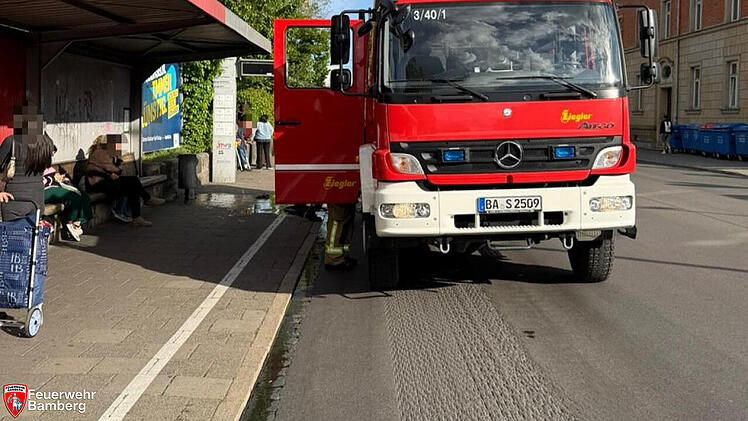 Brandeinsatz an Bamberger Bushaltestelle: Feuerwehr muss M&uuml;lleimer l&ouml;schen