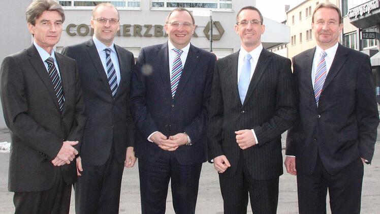 Die Spitze der Coburger Commerzbank (von links): Filialdirektor Michael Hopf, Geschäftsleitungsmitglied Michael Krauß, Hans Walter Wittig (Wealth Management), Markus Gutmann (Mittelstandsbank) und Stephan Lochner (Abteilungsdirektor Firmenkunden). Foto: sb