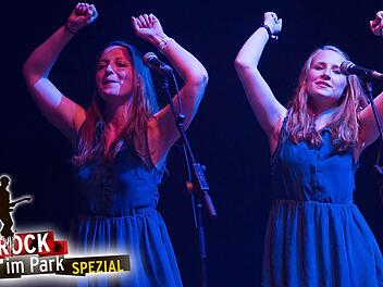 Die beiden Sängerinnen bei Igualdad: Jasmin (links) und Theresa. Foto: Tobias Köpplinger