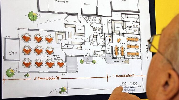 Franz-Josef Zeheter studiert die Pläne ganz genau: Rechts der aktuelle Umbau, links der eventuelle An- und Neubau in den Pfarrgarten hinein. Foto: Kestel