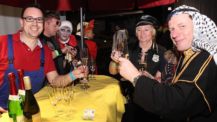 Fröhliche Gesichter beim Fasching