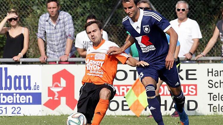 Vor dem Ebiner Jan Dippold geht der Oberhaider Lukas Kachelmann auf die Knie. Foto: sportpress