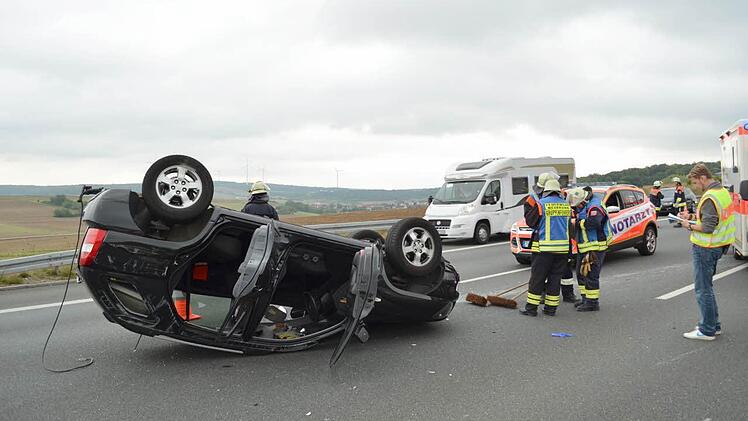 Auf der A3 bei Helmstadt hat am Samstag der Fahrer eines Wohnwagengespanns die Kontrolle verloren und sich mit seinem Pkw überschlagen. Foto: Berthold Diem