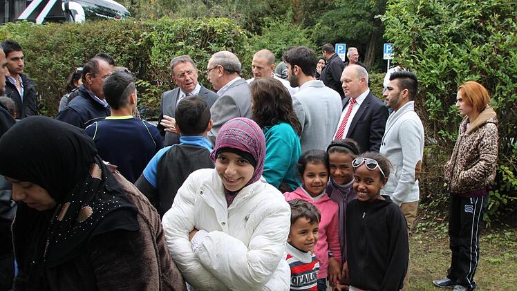Kurze Einweisung im Garten, bevor die Flüchtlinge die Wohnungen in Augenschein nehmen.