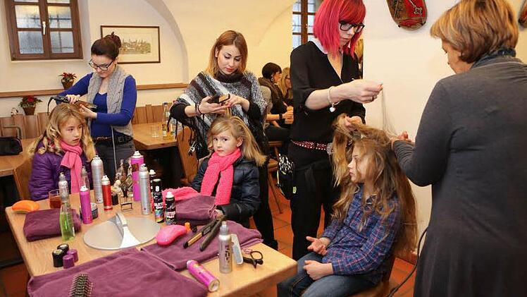 Die vier Damen vom Friseur-Salon Weber hatten alle Hände voll zu tun. Foto: Barbara Herbst