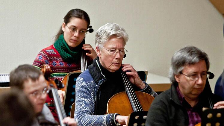 Unter Leitung von Hans Stähli probt das Orchester der "Musikfreunde Neustadt".Foto: Jochen Berger