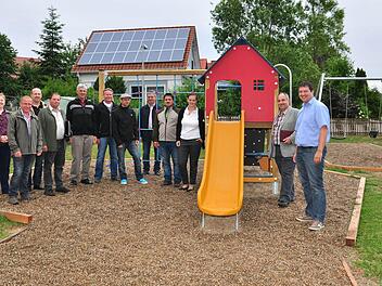 Der Gemeinderat Gädheim besuchte den neu gestalteten Spielplatz in Greßhausen, der am 18. Juli eingeweiht wird. Bürgermeister Peter Kraus (rechts) dankte schon jetzt allen freiwilligen Helfern. Foto: Ulrike Langer