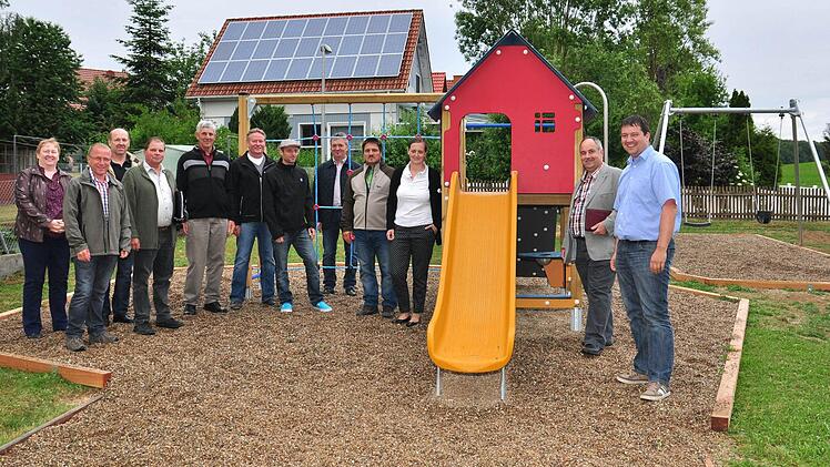 Der Gemeinderat Gädheim besuchte den neu gestalteten Spielplatz in Greßhausen, der am 18. Juli eingeweiht wird. Bürgermeister Peter Kraus (rechts) dankte schon jetzt allen freiwilligen Helfern. Foto: Ulrike Langer