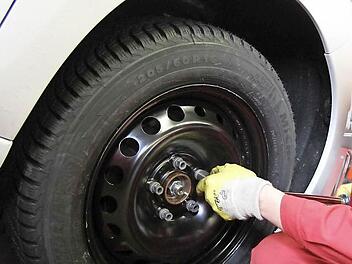 Seit 2010 sind Winterreifen in Deutschland Pflicht. Wer trotzdem mit Sommerreifen herumfährt, riskiert ein Bußgeld und einen Punkt in Flensburg - und die Sicherheit der Verkehrsteilnehmer. Foto: Michael Gründel