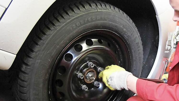 Seit 2010 sind Winterreifen in Deutschland Pflicht. Wer trotzdem mit Sommerreifen herumfährt, riskiert ein Bußgeld und einen Punkt in Flensburg - und die Sicherheit der Verkehrsteilnehmer. Foto: Michael Gründel