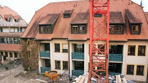 Die Sanierungsarbeiten am Alten- und Pflegeheim sind auch von außen in Haßfurt zu erkennen.