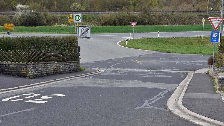 In Gädheim ist im Zusammenhang mit der Erschließung des neuen Baugebiets "Eichelberg III" auch ein Mini-Kreisel an der Stelle vorgesehen, wo die Hauptstraße und die Hangstraße auf die künftige Erschließungsstraße treffen. Die bisherige Ein- und Ausfahrt von Gädheim darf künftig nur noch als Ausfahrt genutzt werden, da derzeit eine neue Anbindung von der B26 nach Gädheim gebaut wird.