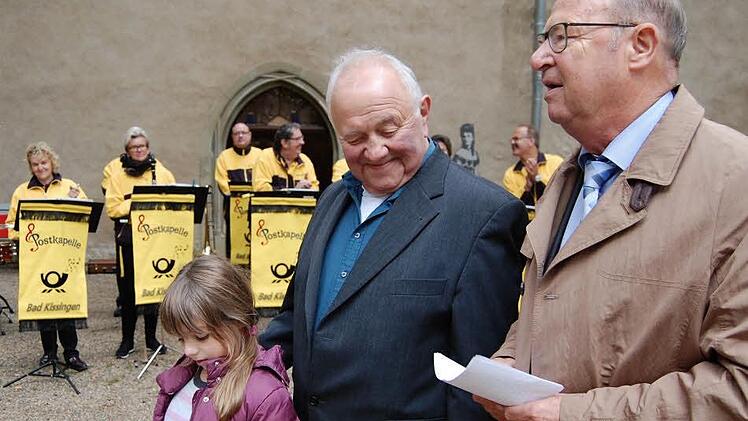 Postpräsident a.D. Werner Scheller (rechts) gratulierte Postkutschen-Betreiber Hans Körner zur Geburt seines vier Wochen alten Sohnes Rainer, während Mutter und Kutscherin Yvonne Körner noch die Pferde versorgte. Foto: Sigismund von Dobschütz