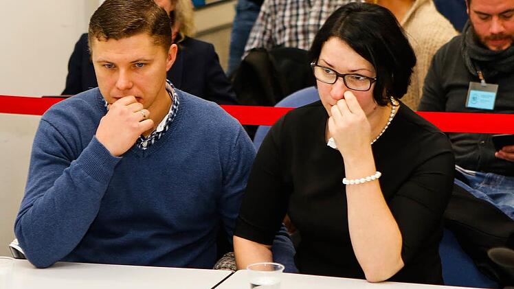 Janinas Mutter sitzt im Sitzungssaal neben ihrem neuen Ehemann. Foto: Matthias Hoch