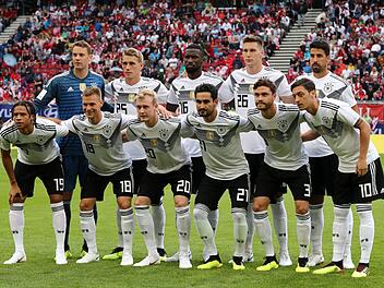 Österreich - Deutschland im Wörthersee Stadion. Die Spieler der deutschen Nationalmannschaft stehen vor Spielbeginn für ein Mannschaftsfoto zusammen. Foto: Christian Charisius/dpa