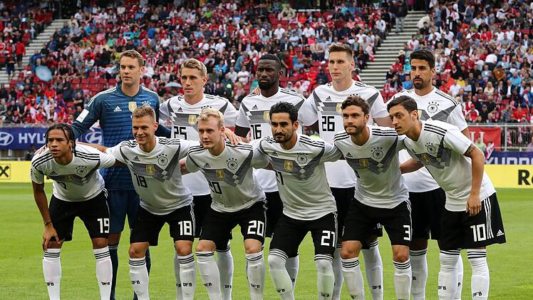 Österreich - Deutschland im Wörthersee Stadion. Die Spieler der deutschen Nationalmannschaft stehen vor Spielbeginn für ein Mannschaftsfoto zusammen. Foto: Christian Charisius/dpa