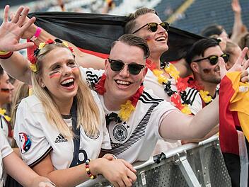 Zur optimalen Unterstützung der deutschen National-Elf bei der WM 2018 in Russland gehört vor allem eins: der richtige Fangesang.  Symbolfoto: Boris Roessler/dpa
