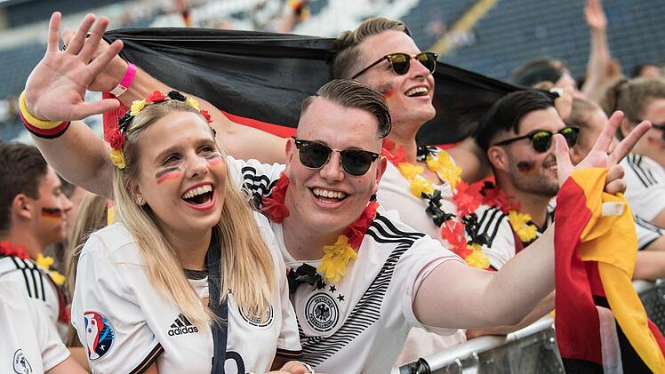 Zur optimalen Unterstützung der deutschen National-Elf bei der WM 2018 in Russland gehört vor allem eins: der richtige Fangesang.  Symbolfoto: Boris Roessler/dpa
